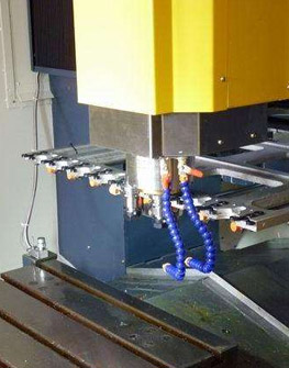瑞德沃斯電機公司與機器人制造商采用標準的 6 軸機器人通過系統集成，使機器人成為銑削加工機床